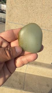 和田玉籽料原石,天然牌子形的籽料原石手把件,聚黑皮,青白肉,重量78克
