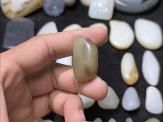 11.1克糖皮糖青白玉籽料.直接打孔佩戴就可以了,一颗天然吊坠形状的和